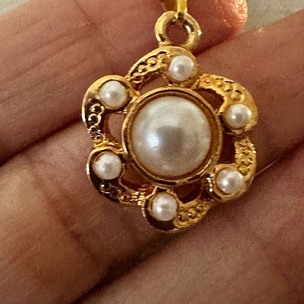 Gold tone faux pearl pendant necklace - Picture 7 of 8